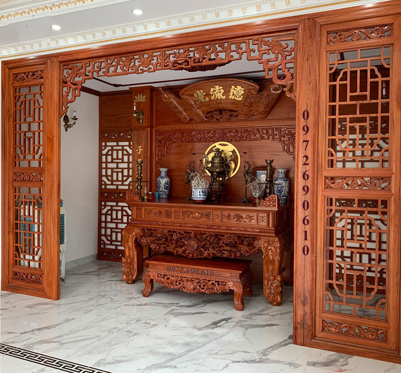 Vách gỗ ngăn phòng thờ